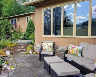 Charming Vermont Home on 7 Acres w/Hot Tub, Pond, Bonfire Pit & 3 Fireplaces! - Dorset - Binnenhof