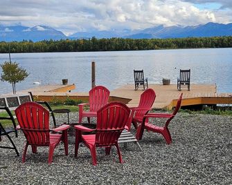 Modern Lake Lucille Lakefront, Whole 5 bedroom house, Private dock & games - Wasilla - Binnenhof