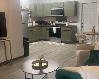 Charming 1-bedroom apartment with AC, WiFi in pleasant Park Rapids - Park Rapids - Kitchen