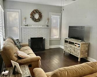 1920 Lake House Bungalow - Umatilla - Living room