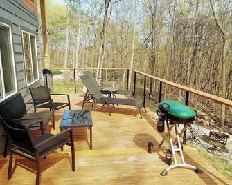 Walk to State Park Trails! Modern cabin surrounded by woods + hot tub + firepit - Chillicothe - Балкон