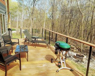 Walk to State Park trails! Nature bathing + hot tub under the stars + firepit - Chillicothe - Balkon