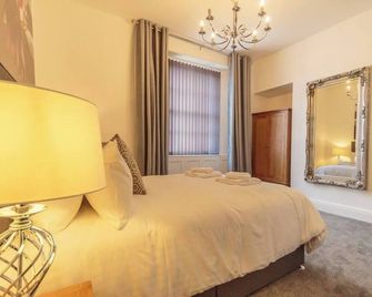3 Bed - The Regency Suite by Pureserviced - Plymouth - Bedroom