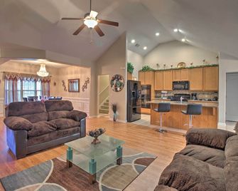 Screened Patio Rincon Home, 18 Mi to Savannah! - Rincon - Living room