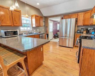 Smart Home Close To Downtown, Msu, And More - Springfield - Kitchen