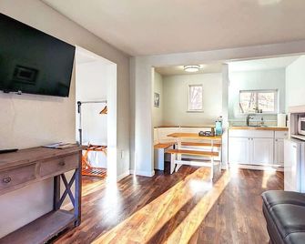 The Fountain Creek Inn | The Queen Suite | #204 - Manitou Springs