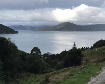 Cozy Bach in the Marlborough Sounds, Great Fishing Location - Whakatahuri