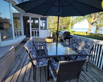 Spacious Lakeside Retreat within GTA Conservation Area with Wildlife. - Whitby - Balcony