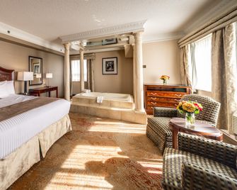 Monte Carlo Inn & Suites Downtown Markham - Markham - Bedroom