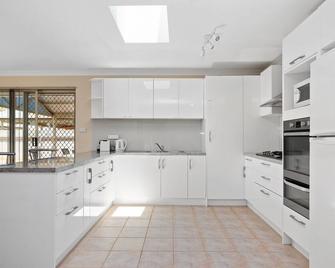 Bea-Vic Home. Your home away from home. - Kalgoorlie - Kitchen