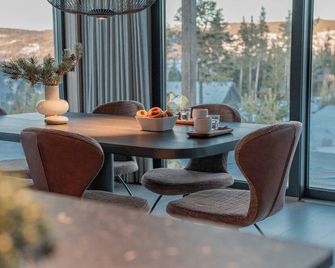 Tiur, stylish new cabin with hot tub - Nesbyen