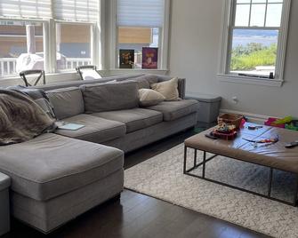 Sprawling home with Hudson River Views 30 min from NYC - Dobbs Ferry - Living room