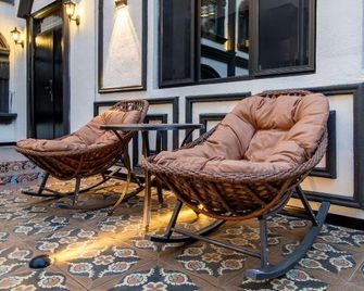 Baiwan Qingfengzhiyao Homestay (Liuxing Street) - Ili - Patio