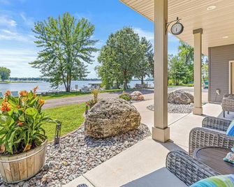 Large Lakefront Cabin|epic Gameroom|firepit - 린드스트롬 - 파티오