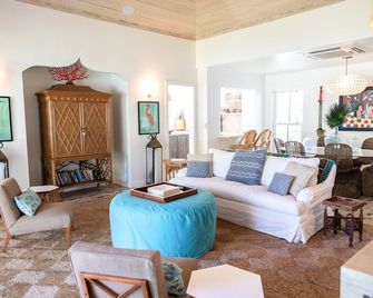 Mainbrace. A Three Bedroom, Two Bath Home Just Steps From The Beach! - Dunmore Town - Вітальня