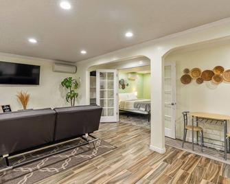 Cozy 1-Bedroom Basement Apartment, Free Parking, Kitchen, Washer/Dryer in Unit - Layton - Living room