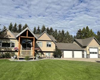 Quiet relaxing home on acreage just minutes from Sylvan Lake - Sylvan Lake - Edificio