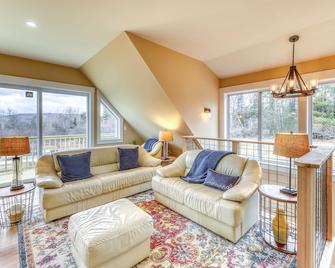 Amazing condo on apple orchard with deck, full kitchen, and great mountain views - Bethlehem - Living room