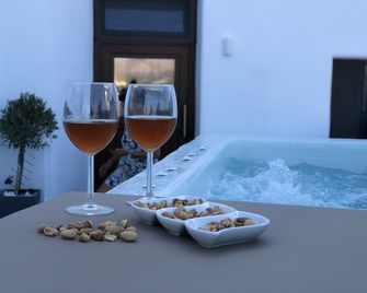 Marann Cave - Akrotiri