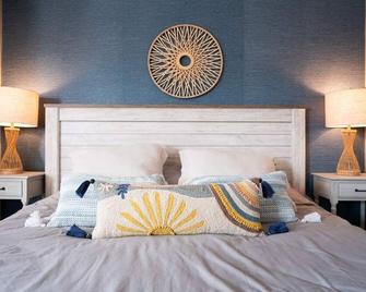Coastal Vibe Cottage, sleeps 10, 9 beds, 7-minute walk to beach & town - Southampton - Bedroom