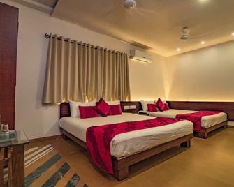 Uddhav Vilas A Family Hotel - Udaipur - Bedroom
