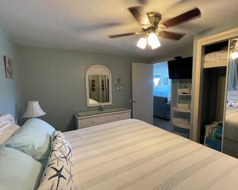 Directly across the street from the Gulf! 2/1 sleeps 4 adults max and 5 total. - Laguna Beach - Habitación