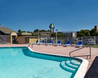 Days Inn by Wyndham Ukiah - Ukiah - Pool