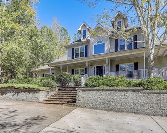 Walk to Trails: Peaceful Family Home in Braselton - Braselton