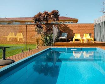 Blue Pearl Retreat - Opp Beach, Spa, Sunsets and Pool - Mornington - Piscina