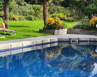 Red River Stables - Peaceful, beautiful grounds, swimming pool, central location for West Cornwall - Camborne - Pool