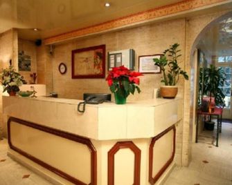 Almarine Eiffel Hotel & Spa by Malone - Paris - Front desk
