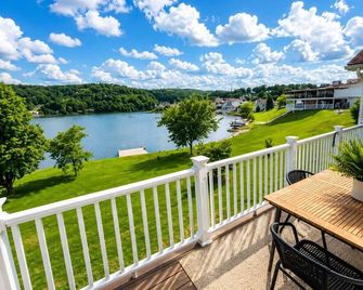 White Lake Retreat | Lakefront Views | Dock - Waverly - Balcón