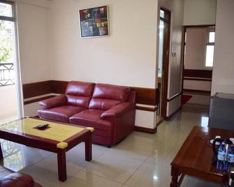 Meru Slopes Hotel - Meru - Living room