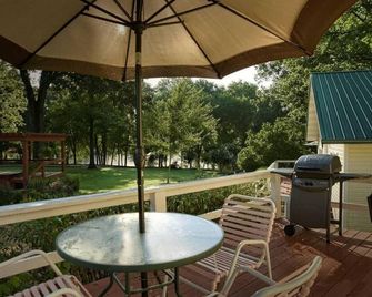 'The Wilson Cabin' Cozy Accommodation on the River - Norfork - Patio
