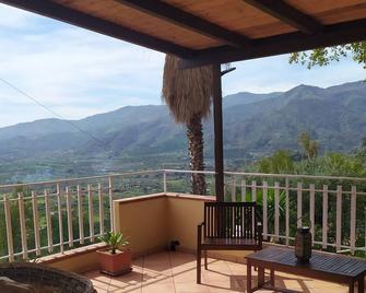 Tourist rent \'Villa con vista\' Valle Alcantara-Taormina-Etna - Graniti - Balcón