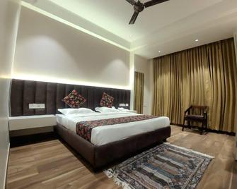 Hotel Alpine Plaza - Ambāla - Bedroom