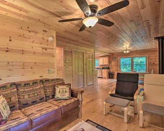 Secluded Cabin w/ Deck 13 Miles to Downtown Murphy - Murphy - Living room