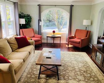 State Street Cottage, Suite 2 - Pullman - Living room