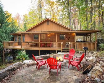 Firefly! A Cosby Tn Rustic Retreat W/Wrap Around Porch, Hot Tub, & Fire-Pit! - Cosby - Patio