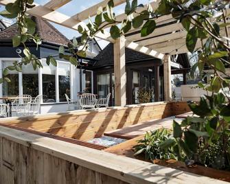 Bear Of Burton - Christchurch - Terasa
