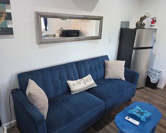 Cozy 1-bedroom cabin with a beautiful marine setting! - Claremore - Вітальня