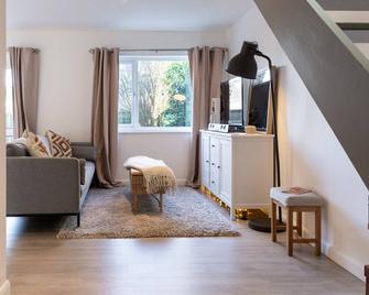 Modern 2 BD w/ Garden in the Heart of Tetbury! - Tetbury - Living room