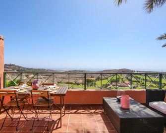 HomeForGuest Salobre Villa, 5pax, pool and great views - San Bartolome de Tirajana - Parveke