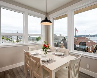 Ac, Kayaks, Rooftop Deck With Fire Pit, Boat Launch And Incredible Views! - Camano Island - Dining room