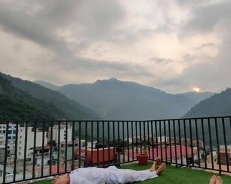 The Blue Jay Hostel | Dorms & Rooms - Rishikesh - Balcó