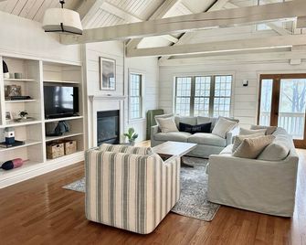 Gorgeous new mid-coast listing! Large, family friendly home, perfect location! - Rockport - Living room