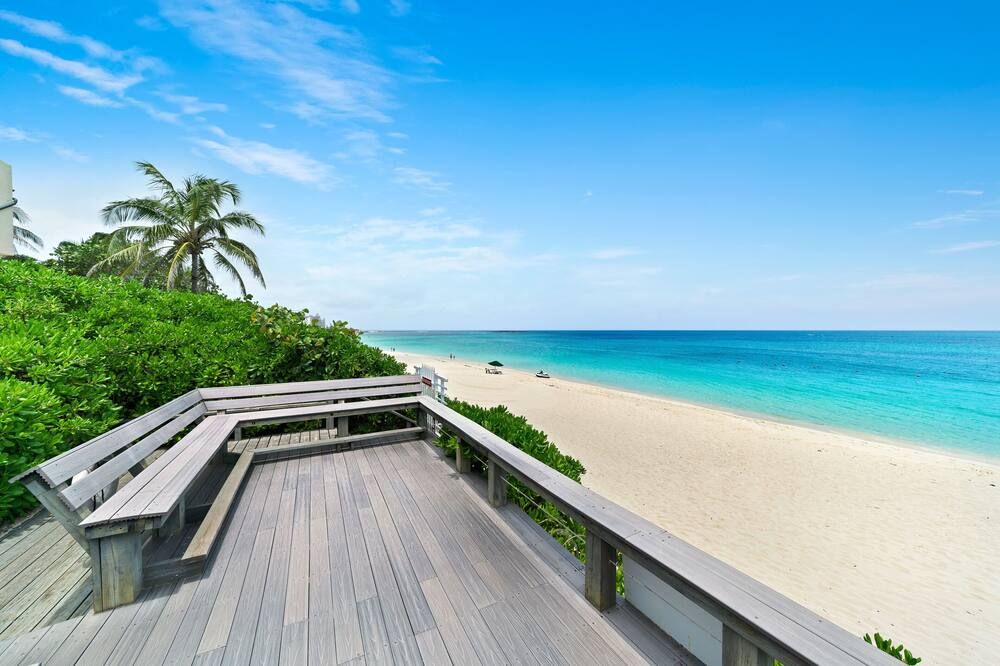 3 BR Townhouse just steps away from World Famous Paradise Island beach - נאסאו - חוף