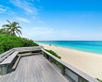 3 BR Townhouse just steps away from World Famous Paradise Island beach - נאסאו - חוף