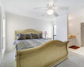 Beachfront Condo! West End PCB - Steps to the beach! Harbor Arms #6 - Dog Friendly - Laguna Beach - Habitación