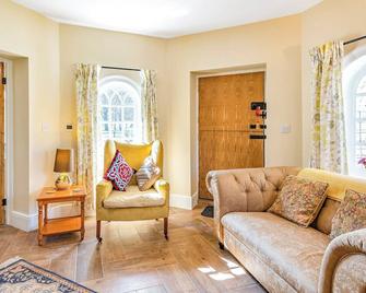 Watch the deer roam across the park from nearly every window of this luxury accommodation. - Horncastle - Living room